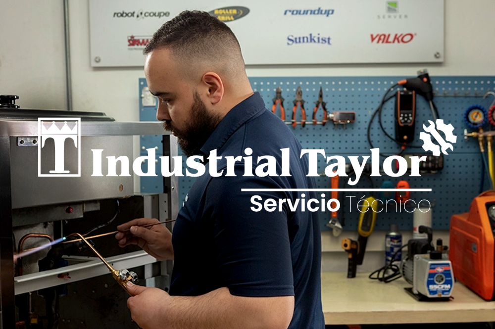 Un técnico reparando un electrodoméstico de cocina industrial y el logotipo de Servicio Técnico.