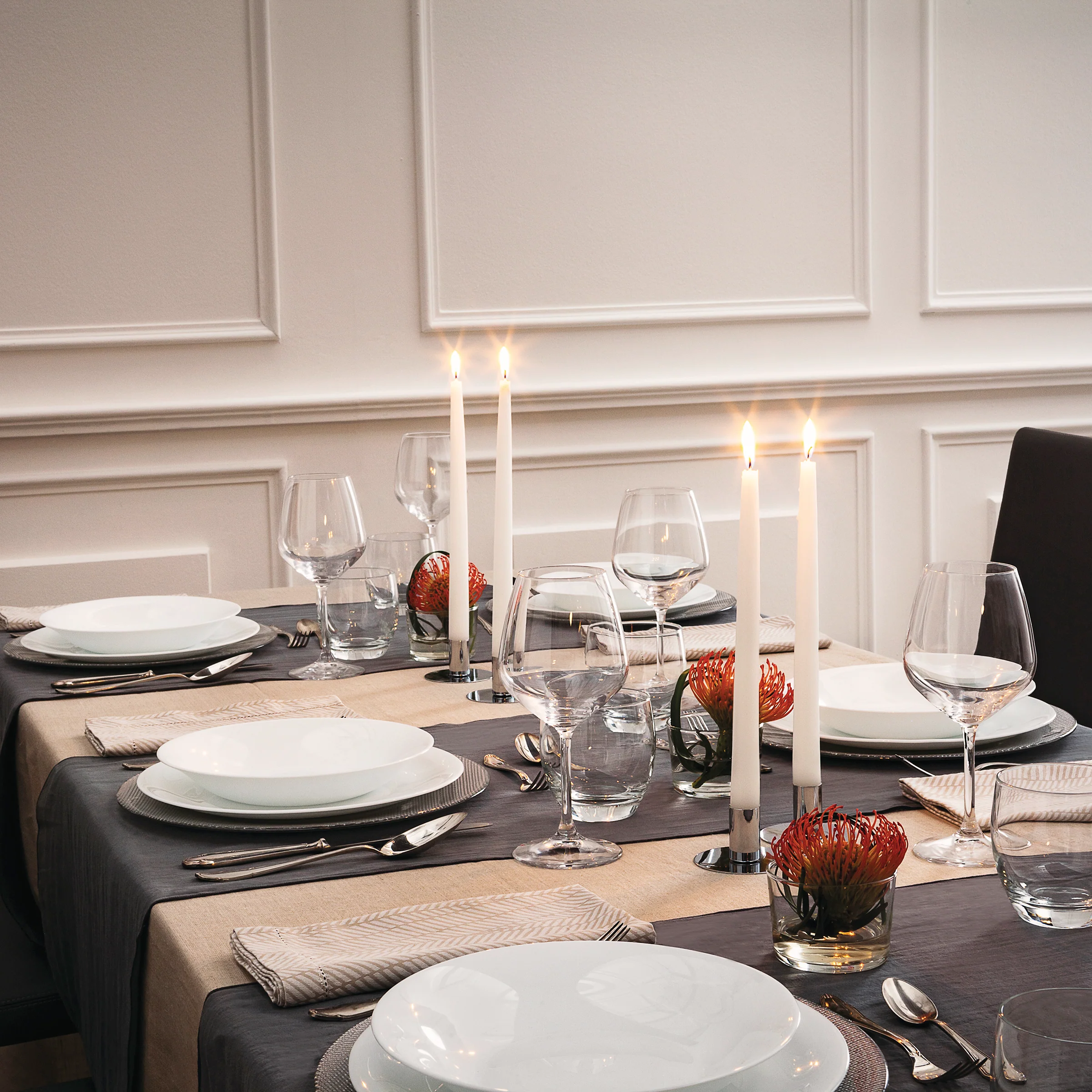 Un montaje de mesa elegante con candelabros.