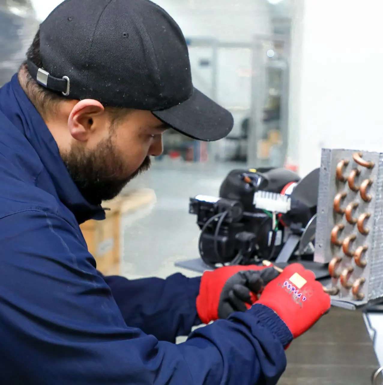 Un técnico repara un electrodoméstico de cocina.