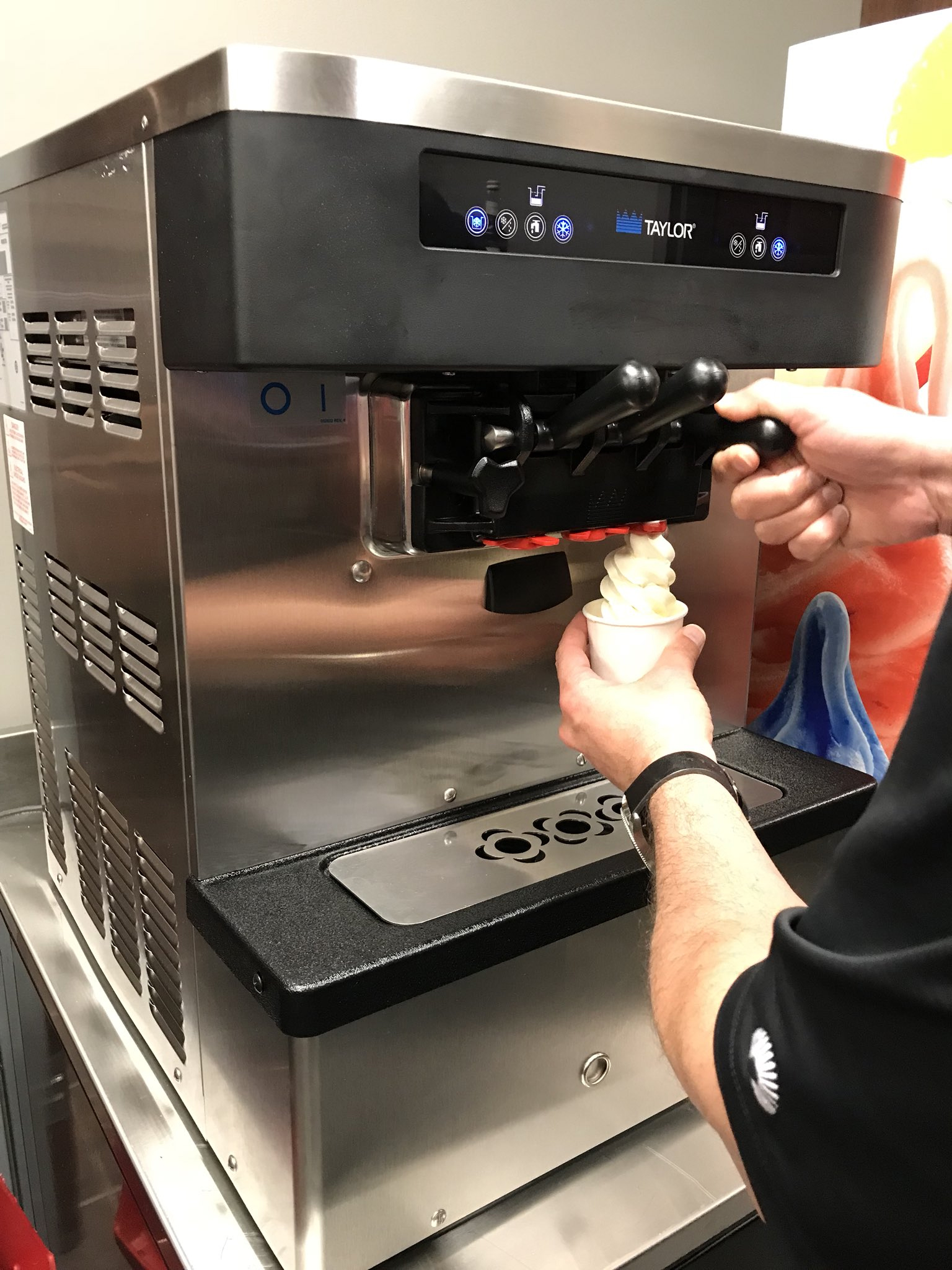 Máquina de helado suave compacta de 3 boquillas de sobremesa - Taylor Freezer