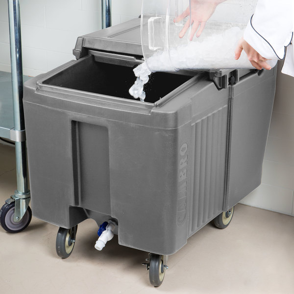 Carro hielo tapa deslizable cap. 57 kg 58.5 x 80 x 74.5cm gris Cambro