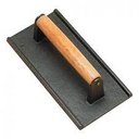 Pesa para bistec con mango, 5 x 9 ", madera / hierro fundido - American Metal Craft