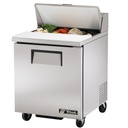 Mesa de preparación refrigerada, 1 puerta sólida, 2 parrillas, 8 azafates, 27" - True