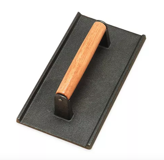 Pesa para bistec con mango, 5 x 9 ", madera / hierro fundido - American Metalcraft