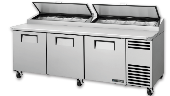 Mesa de preparación de pizza de 93" con refrigerante ecológico 290 incluye tapa telescópica y recogedor de queso - True